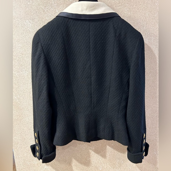 Vintage Chanel Jacket w Gorgeous Buttons - Picture 10 of 10